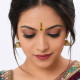 Bindi autocollant indien porté avec tenue sari traditionnelle