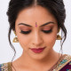 Exemple de port d'un mini bindi indien autocollant