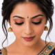 Mini bindi indien autocollant porté sur le front lors d'une tenue traditionnelle