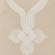 Détail du col traditionnel sur une djellaba femme en tissu gaufré beige.