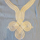 Détail de la finition du col sur une djellaba femme en tissu gaufré bleu ciel.