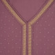 Détail des strass et du col traditionnel sur une djellaba femme vieux rose.