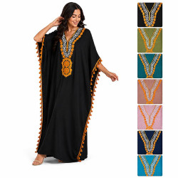 Djellaba femme pompons disponible en plusieurs coloris avec aperçu des détails du col.