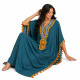 Djellaba femme pompons bleu pétrole portée assise avec élégantes finitions brodées.