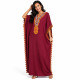 Djellaba femme pompons bordeaux avec finitions brodées contrastées.