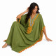 Djellaba femme pompons kaki portée assise pour apprécier son tombé fluide.