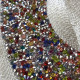Détail de l'encolure ornée de strass multicolores sur la djellaba femme.
