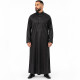 Qamis noir homme manches longues avec col officier porté en studio sur fond blanc