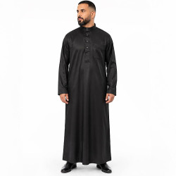 Qamis noir homme manches longues avec col officier porté en studio sur fond blanc
