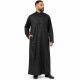 Qamis noir homme coupe droite avec main dans la poche porté par un mannequin barbu