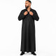 Qamis noir homme col officier légèrement déboutonné présenté en photo studio sur fond blanc