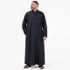 Qamis noir homme grande taille 3XL avec broderies ton sur ton, col officier et manches longues porté avec des sandalesQamis homme noir Emirati Col mao - 4