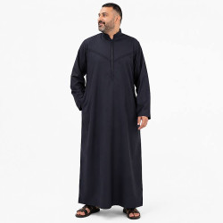 Qamis noir homme grande taille 3XL avec broderies ton sur ton, col officier et manches longues porté avec des sandalesQamis homme noir Emirati Col mao - 4