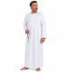 Djellaba homme blanche à col plat brodé portée avec un tasbih par un mannequin de 45 ans