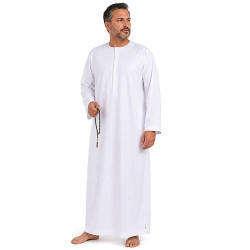 Djellaba homme blanche à col plat brodé portée avec un tasbih par un mannequin de 45 ans
