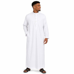 Qamis homme blanc à col mao et manches longues porté par un mannequin athlétique à la peau très bronzée