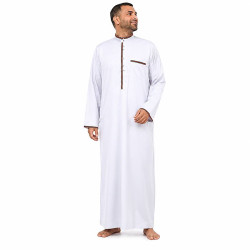 Qamis saoudien liseret fin blanc porté par un homme