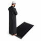 Tapis de prière noir avec homme debout en prière