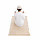 Tapis de prière beige avec homme faisant des invocations