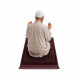 Tapis de prière marron avec homme faisant des invocations