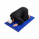Tapis de prière bleu avec homme en prosternation