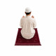 Tapis de prière bordeaux avec homme faisant des invocations