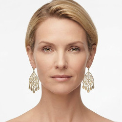 Boucles d’oreilles plaqué or ajourées style oriental portées par une femme