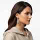 Boucles d’oreilles pendantes plaqué or style oriental portées par une femme
