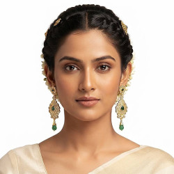 Boucles d’oreilles dorées en plaqué or ornées de pierres vertes et motifs raffinés d’inspiration indienne