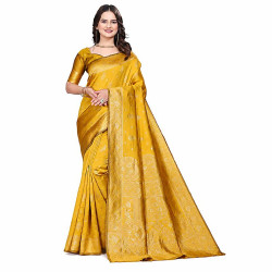 Sari indien jaune moutarde à motifs dorés porté de face