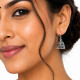 Boucles d’oreilles indiennes Jhumka argentées à pampilles de profil