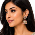 Jhumkas kundan perlées avec un dôme