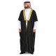 Bisht saoudien noir et doré porté par un homme