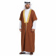 Bisht saoudien marron et doré porté sur qamis blanc