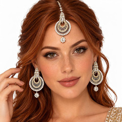 Ensemble Tikka et Boucles d'oreilles bollywood porté 