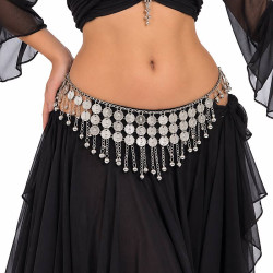 Ceinture de danse orientale à franges métalliques argentées portée sur les hanches