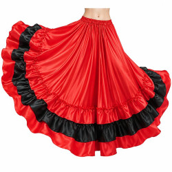 Jupe de danse orientale satinée 360 degrés rouge et noire portée par une danseuse
