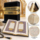 Coran arabe ouvert avec pages décorées, tranches dorées et coffret Kaaba