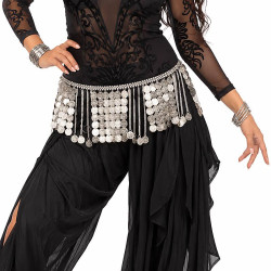 Ceinture de danse orientale en métal argenté portée sur pantalon noir