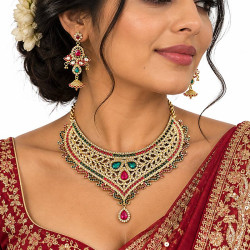 Parure de bijoux indiens dorés à pierres colorées portée par une femme