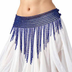 Ceinture élastique bleu roy de danse orientale à longues franges perlées, portée sur une jupe blanche par une danseuse