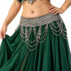 Ceinture de danse orientale élastique argent ornée de perles et de chaînettes pendantes, portée par une danseuse sur une jupe vert émeraude