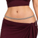 Chaîne de taille argentée à deux rangs de strass juxtaposés, portée par une danseuse orientale en tenue grenat, avec chaînette pendante sur le côté.