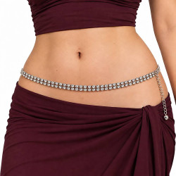 Chaîne de taille argentée à deux rangs de strass juxtaposés, portée par une danseuse orientale en tenue grenat, avec chaînette pendante sur le côté.