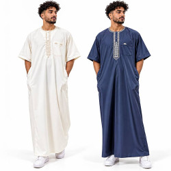 Djelaba homme à manches courtes brodée disponible en bleu et crème, présentée sur deux mannequins