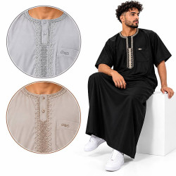 Djellaba homme à manches courtes noire portée par un mannequin avec zoom sur les broderies des coloris gris, noir et beige