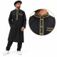 Qamis pakistanais noir brodé doré avec sarouel assorti, présenté sur mannequin avec zoom sur le col