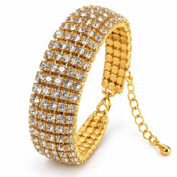 Bracelet strass souple doré fantaisie, orné de plusieurs rangées de strass brillants, avec fermoir et chaînette de réglage.