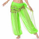 Sarouel de danse orientale vert à paillettes dorées, porté par une danseuse avec ceinture à sequins et pièces argentées.