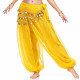 Sarouel de danse orientale jaune à paillettes dorées, porté par une danseuse, avec ceinture à pièces métalliques et tissu fluide transparent.
